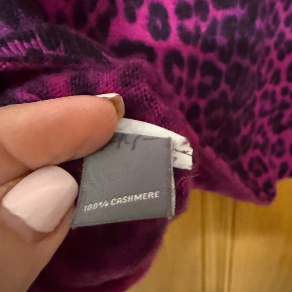 Neiman Marcus 100% cashmere Fuchsia and Black Animal Print Sweater - Picture 5 of 5